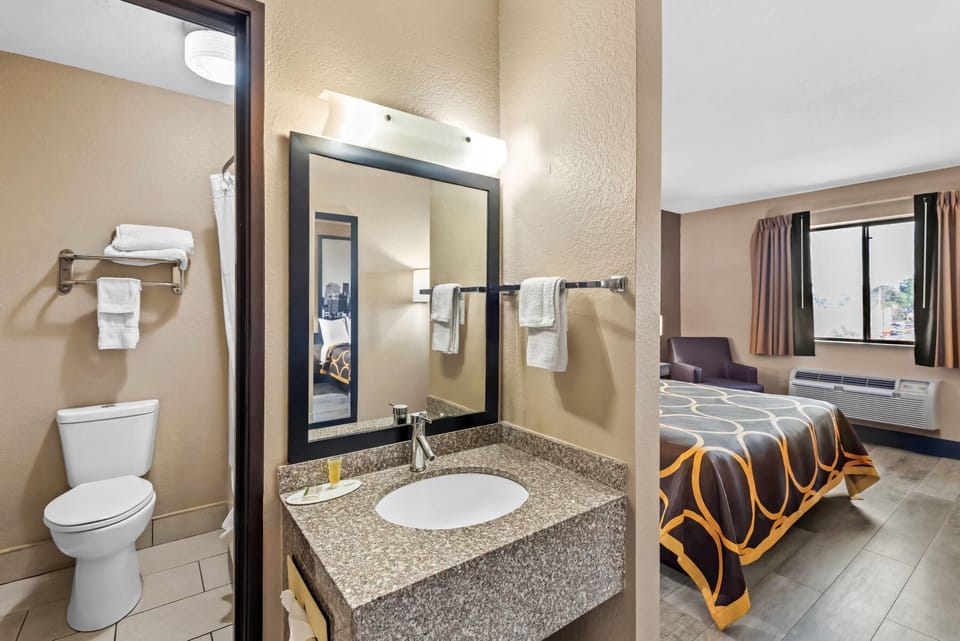 Room, 1 King Bed, Non Smoking | Desk, free cribs/infant beds, rollaway beds, free WiFi