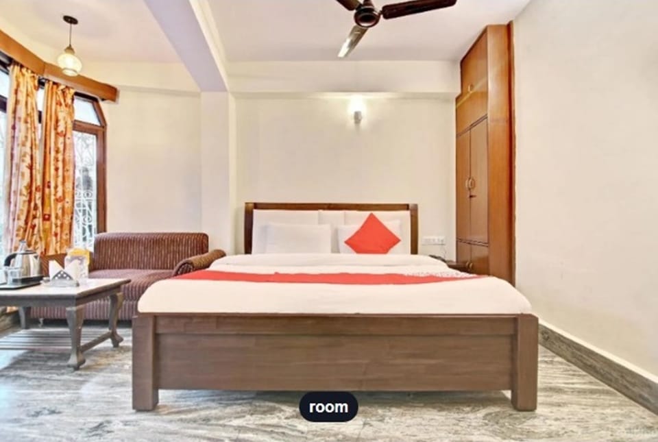 Executive Double Room | Minibar, in-room safe, individually decorated, individually furnished