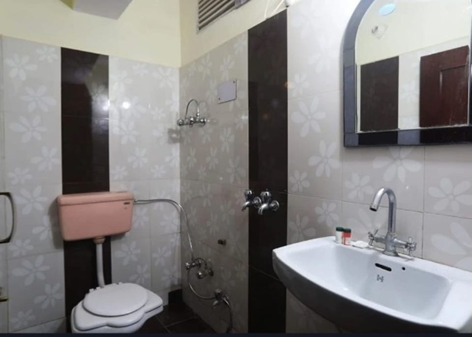 Shower, rainfall showerhead, free toiletries, slippers