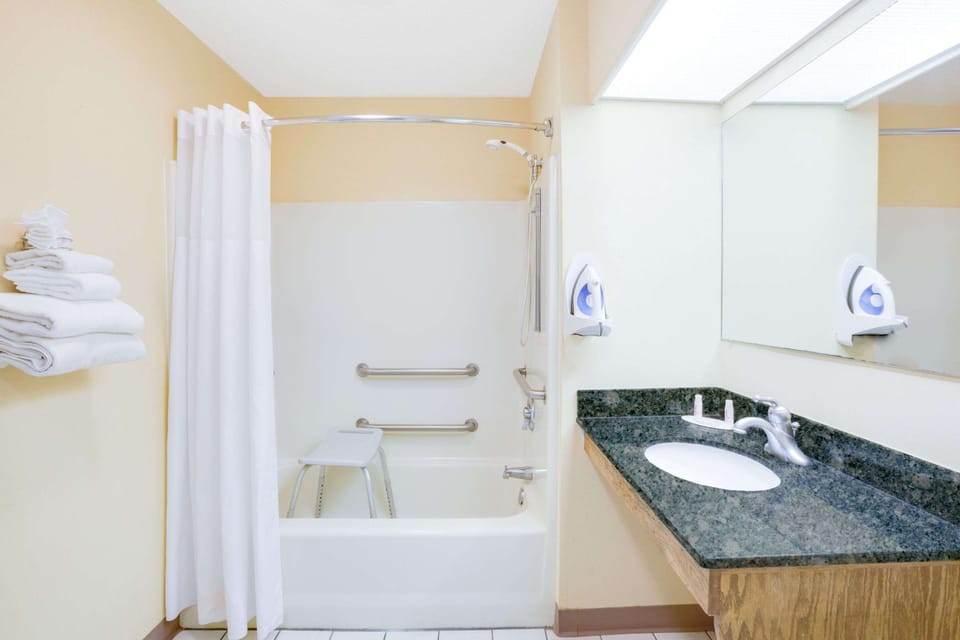 Combined shower/tub, free toiletries, hair dryer, towels