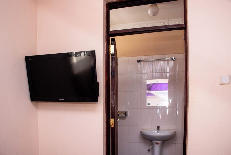 Shower, rainfall showerhead, free toiletries, towels