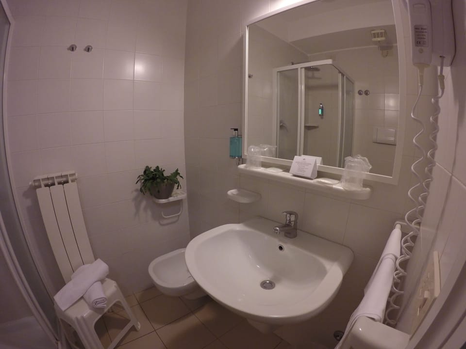 Combined shower/tub, deep soaking tub, rainfall showerhead