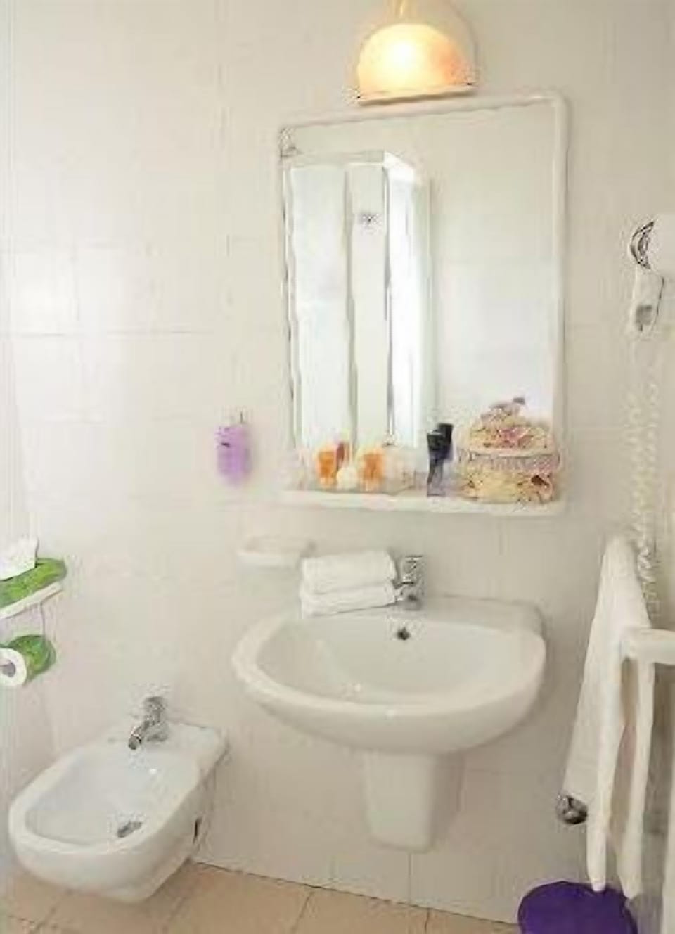 Combined shower/tub, deep soaking tub, rainfall showerhead