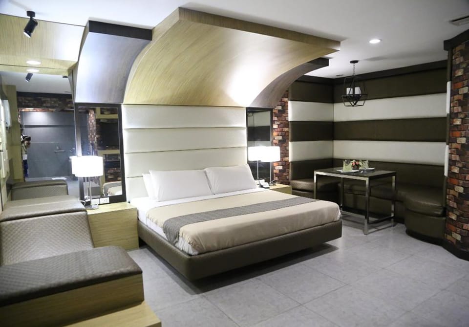 Suite | In-room safe, desk, WiFi (free)