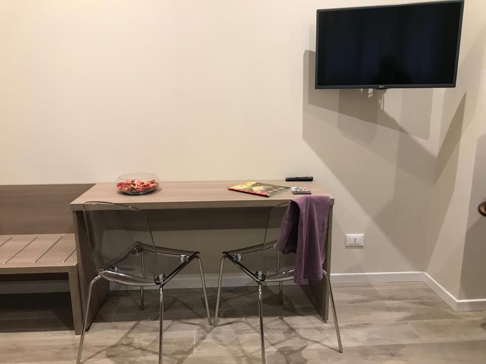 Deluxe Apartment | Living room | Flat-screen TV