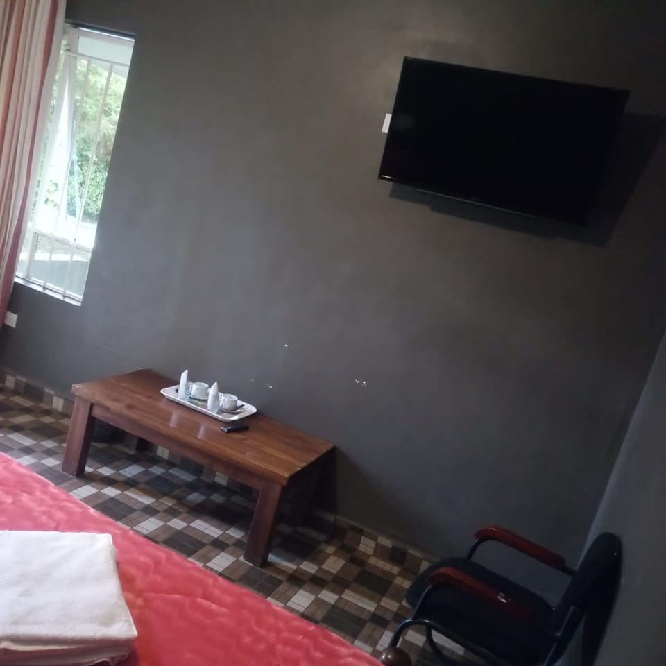 Single Room | Desk, bed sheets