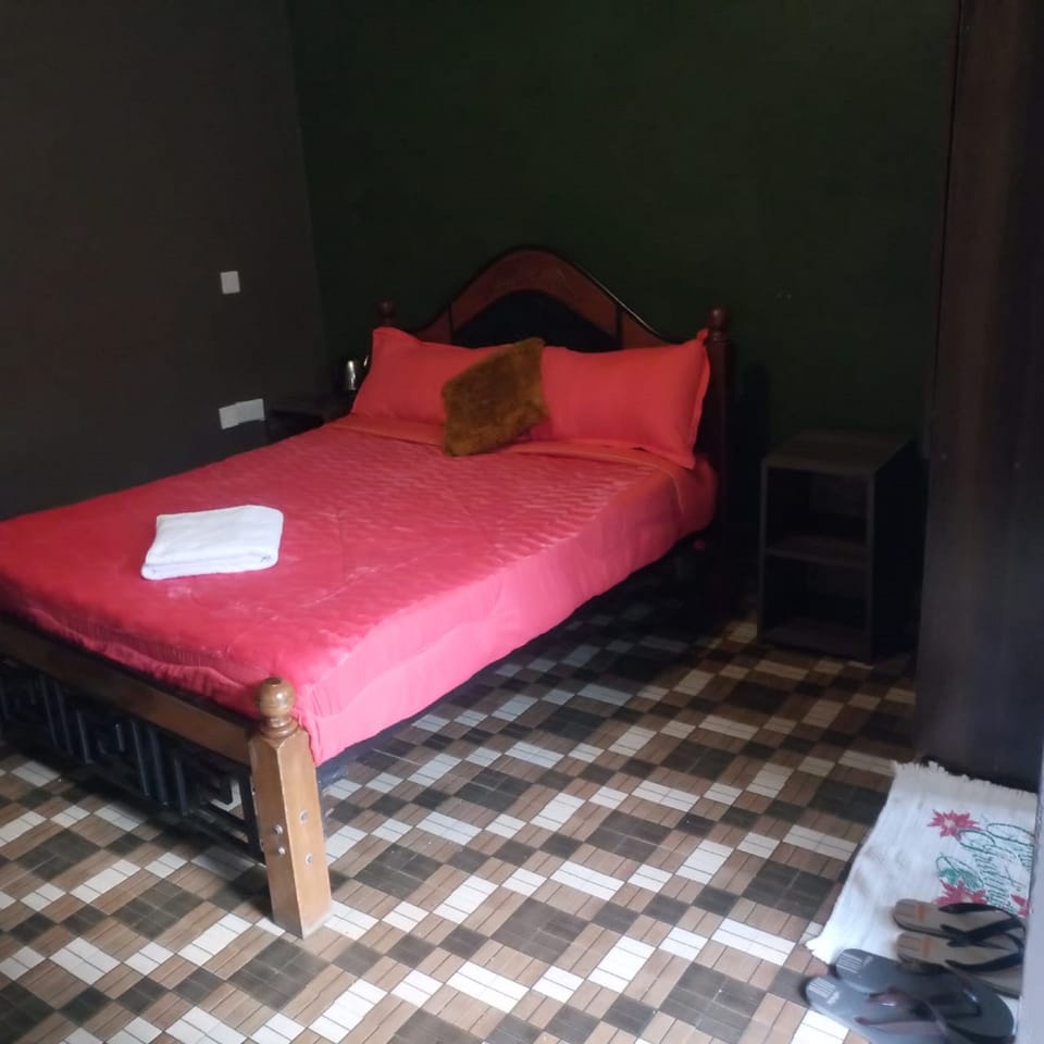 Single Room | Desk, bed sheets