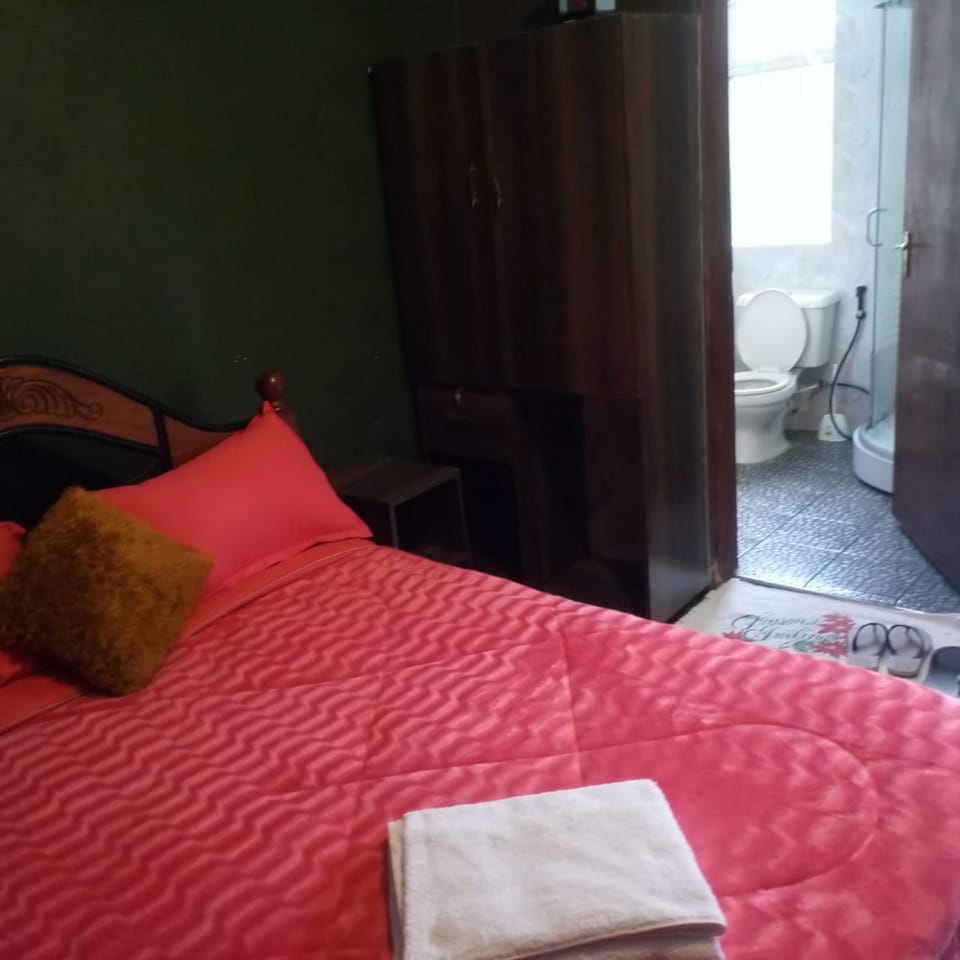 Single Room | Desk, bed sheets