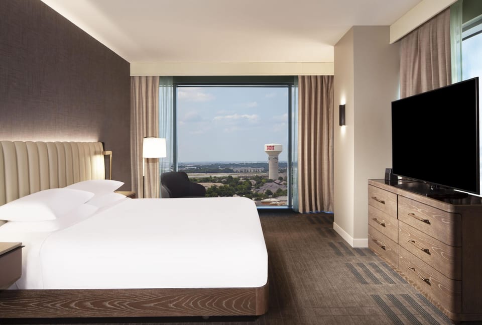 Premium bedding, in-room safe, desk, laptop workspace