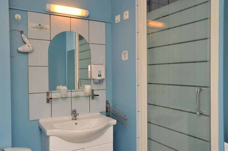 Shower, free toiletries