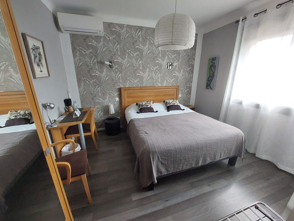 Desk, free cribs/infant beds, rollaway beds, free WiFi