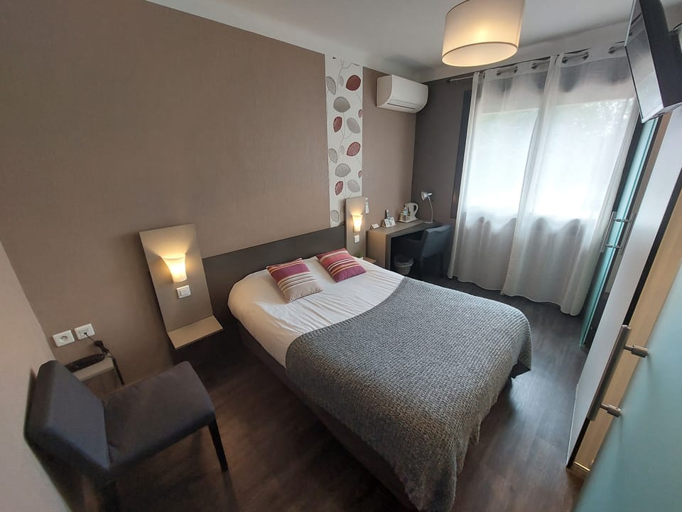 Desk, free cribs/infant beds, rollaway beds, free WiFi