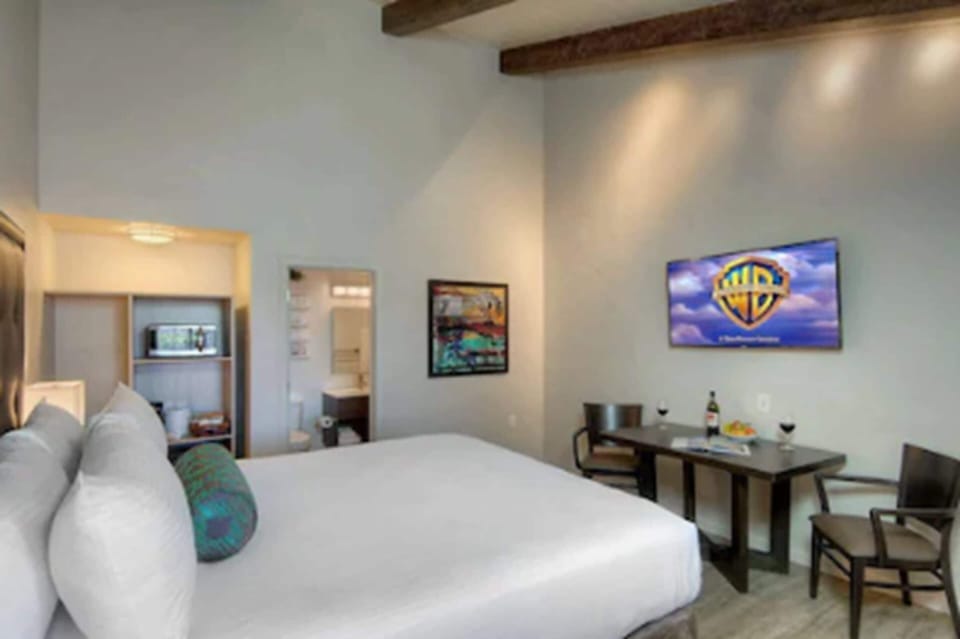 Deluxe Room, 1 King Bed | Pillowtop beds, iron/ironing board, free WiFi, bed sheets