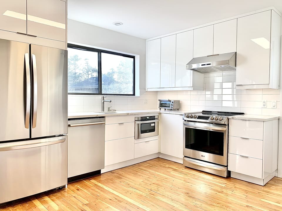 Modern kitchen with quartz countertops, (brand new as of March 2021) 