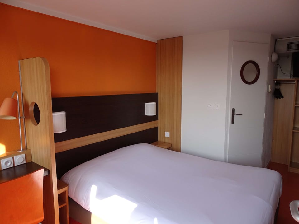 Desk, free WiFi, bed sheets