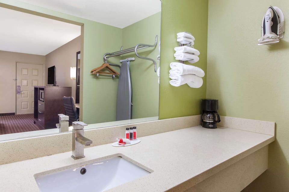 Combined shower/tub, hair dryer, towels