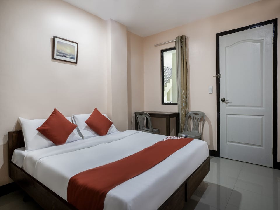 Desk, rollaway beds, free WiFi