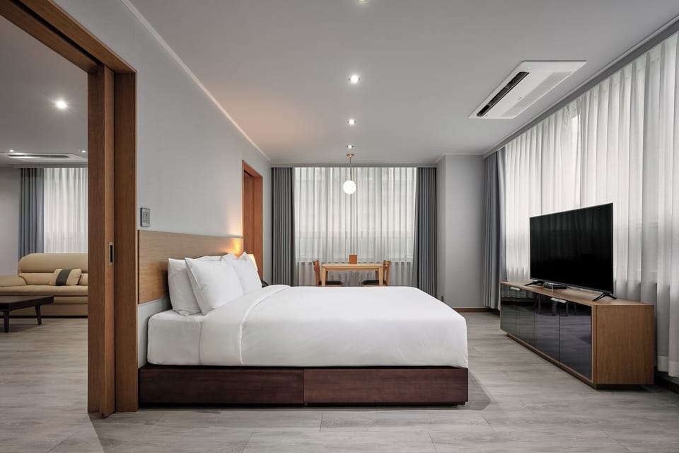 Premium bedding, in-room safe, desk, blackout drapes