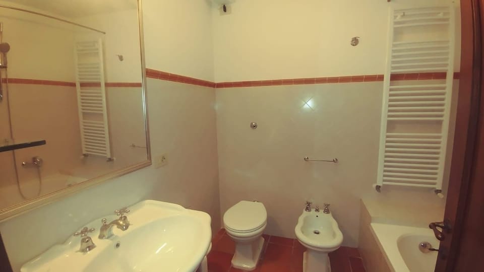 Comfort Apartment, 1 Bedroom (Le Ginestre) | Bathroom | Towels