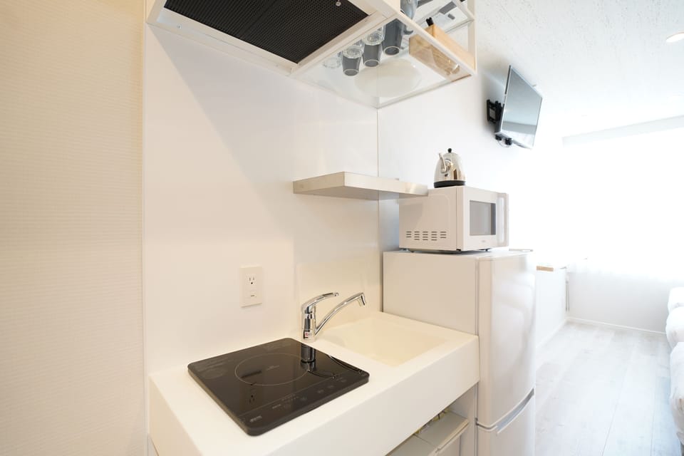Deluxe Triple Room | Private kitchenette | Microwave, electric kettle, griddle, cookware/dishes/utensils