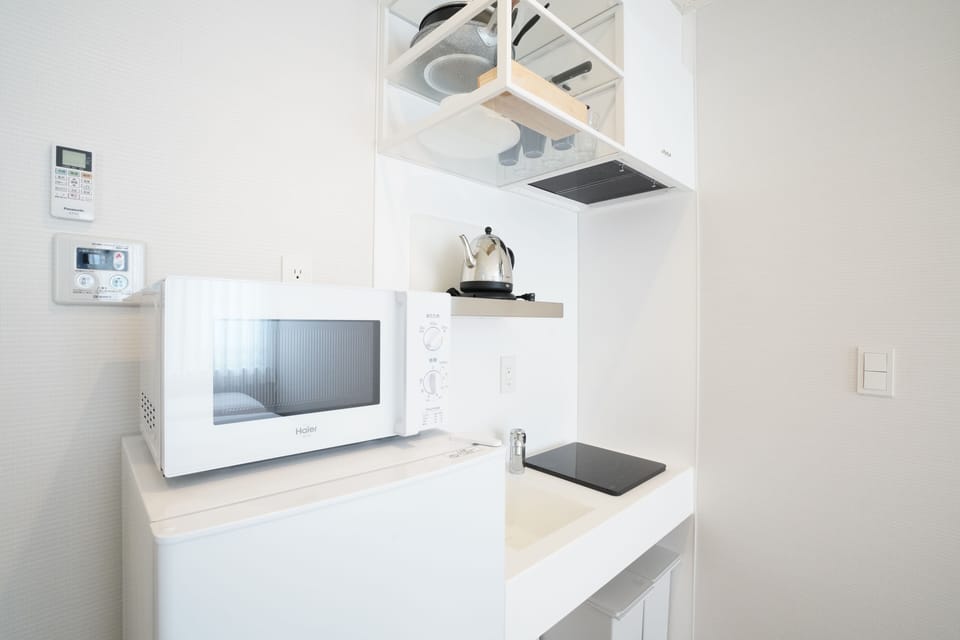 Superior Triple Room | Private kitchenette | Microwave, electric kettle, griddle, cookware/dishes/utensils