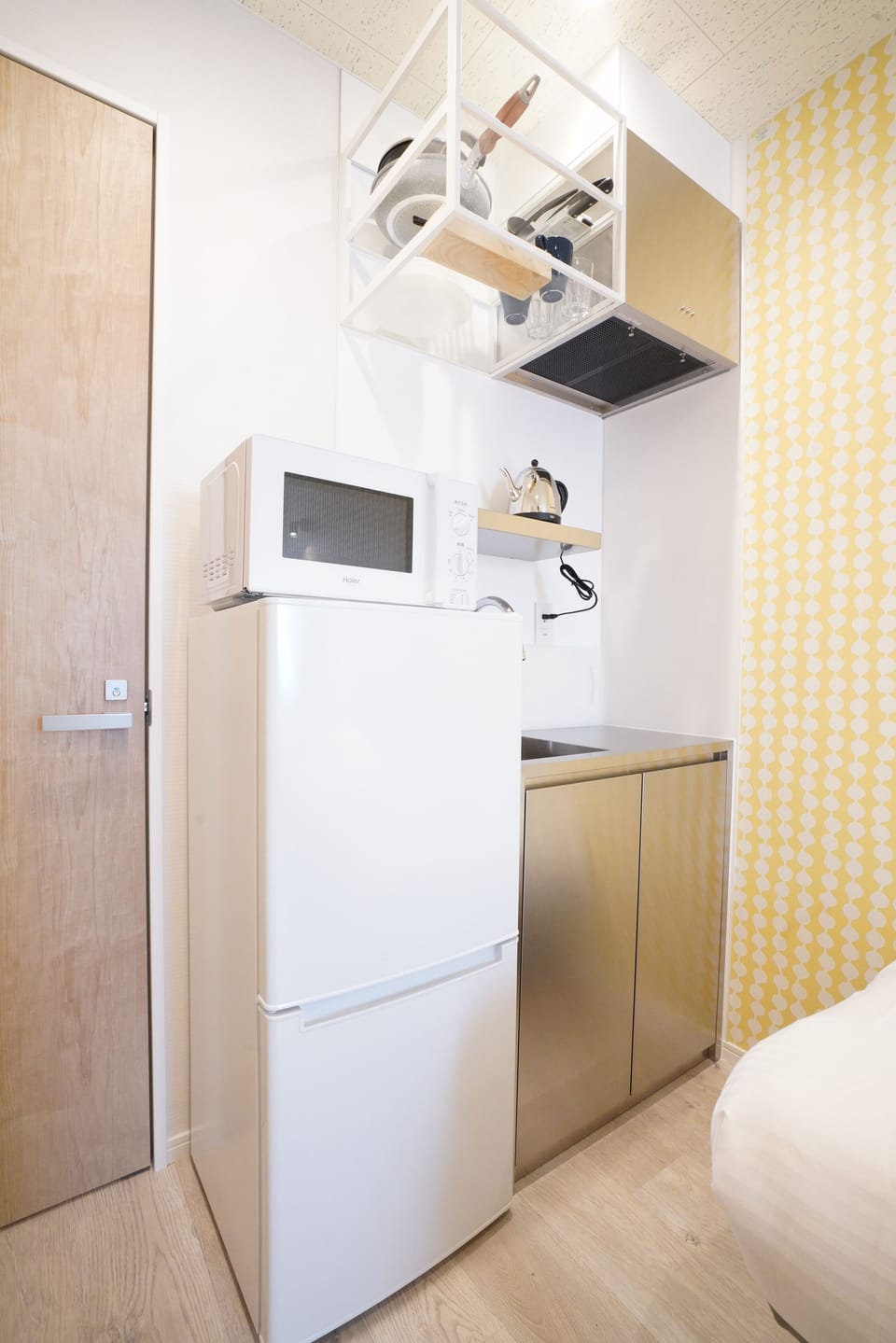 Twin Room | Private kitchenette | Microwave, electric kettle, griddle, cookware/dishes/utensils