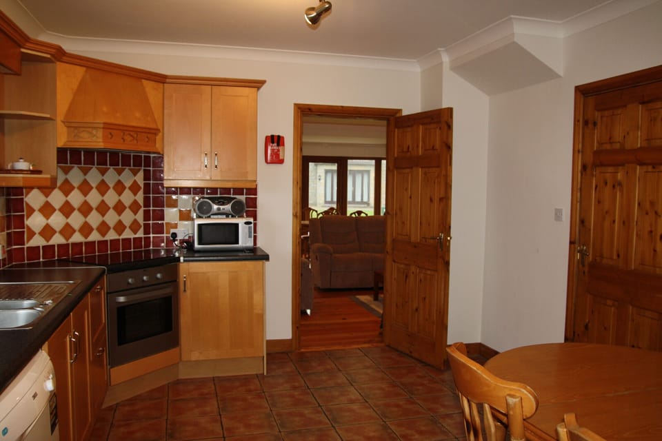 House, 3 Bedrooms, Fireplace, Beachside | Private kitchen | Fridge, microwave, oven, electric kettle