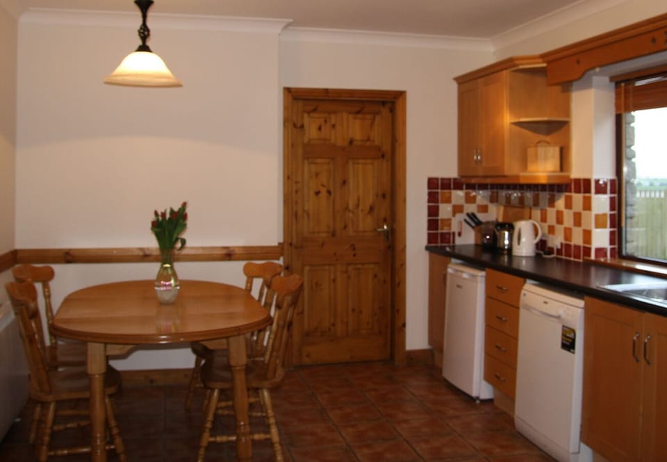 House, 3 Bedrooms, Fireplace, Beachside | Private kitchen | Fridge, microwave, oven, electric kettle