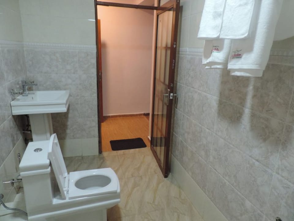 Standard Room | Bathroom | Shower, rainfall showerhead, free toiletries, bathrobes