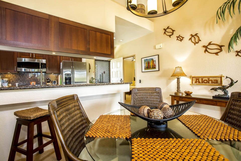 Dining for 4 with a breakfast bar! Beautiful tropical decor! 