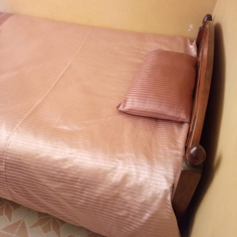 Single Room | Desk, free WiFi, bed sheets