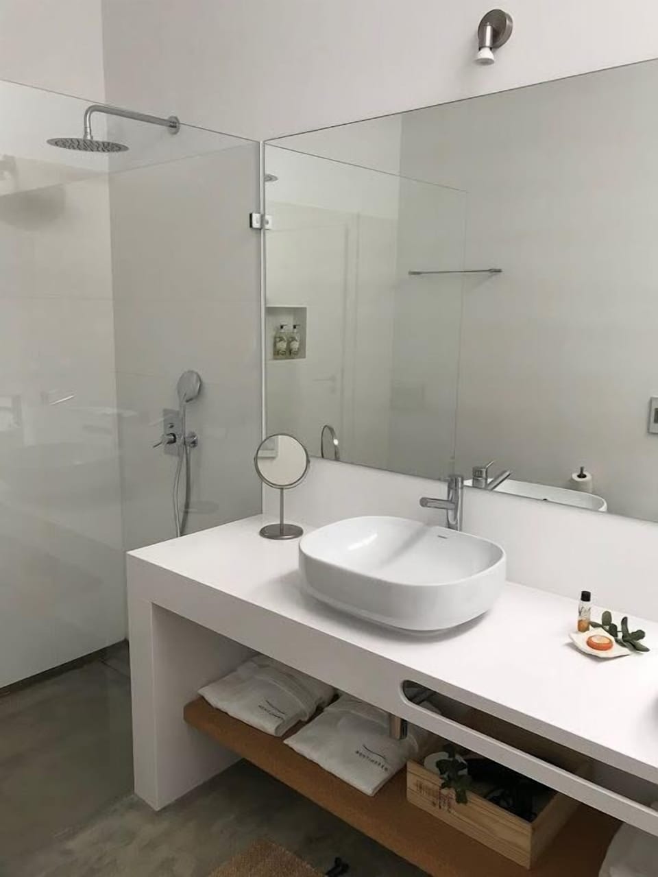 Shower, rainfall showerhead, free toiletries, hair dryer
