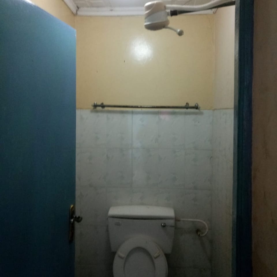 Single Room | Bathroom | Shower, rainfall showerhead, towels, soap