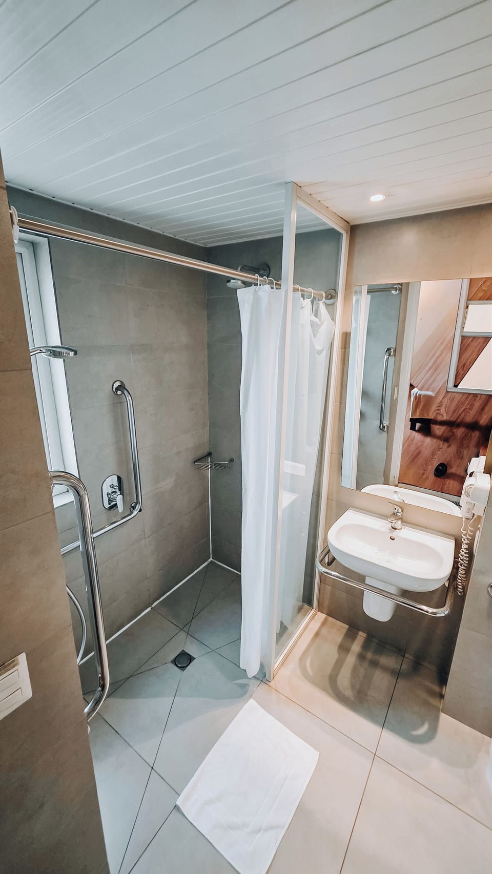 Room, 1 Queen Bed, Accessible | Bathroom | Shower, eco-friendly toiletries, hair dryer, towels