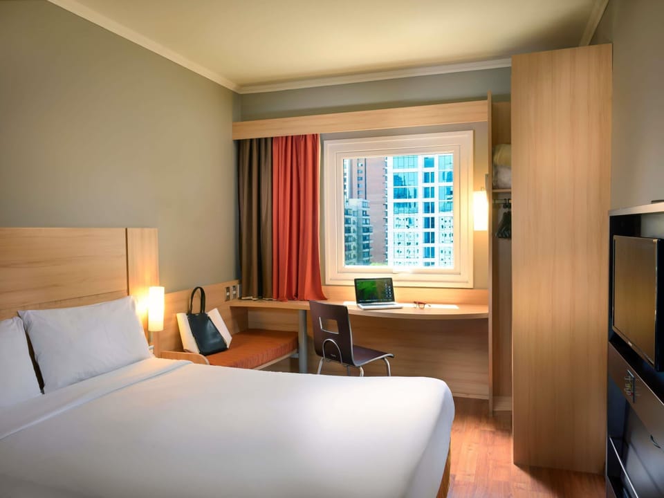 Room, 1 Queen Bed | Premium bedding, pillowtop beds, in-room safe, desk