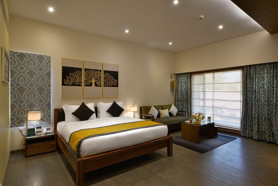 ZAMKUDI GOM COTTAGE | In-room safe, desk, laptop workspace, blackout drapes