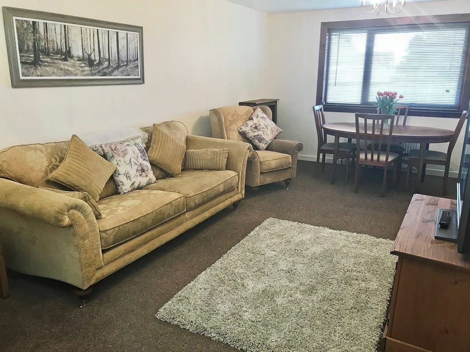 Homely living/dining room | Cluaran Cottage, Tain