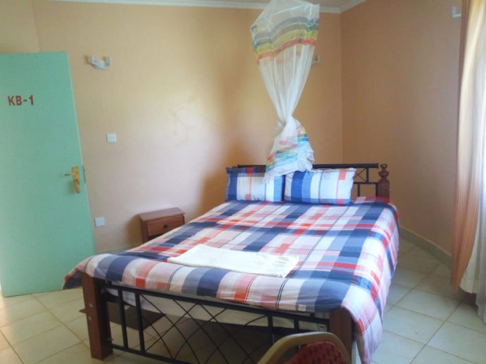 Double Room | Desk, bed sheets