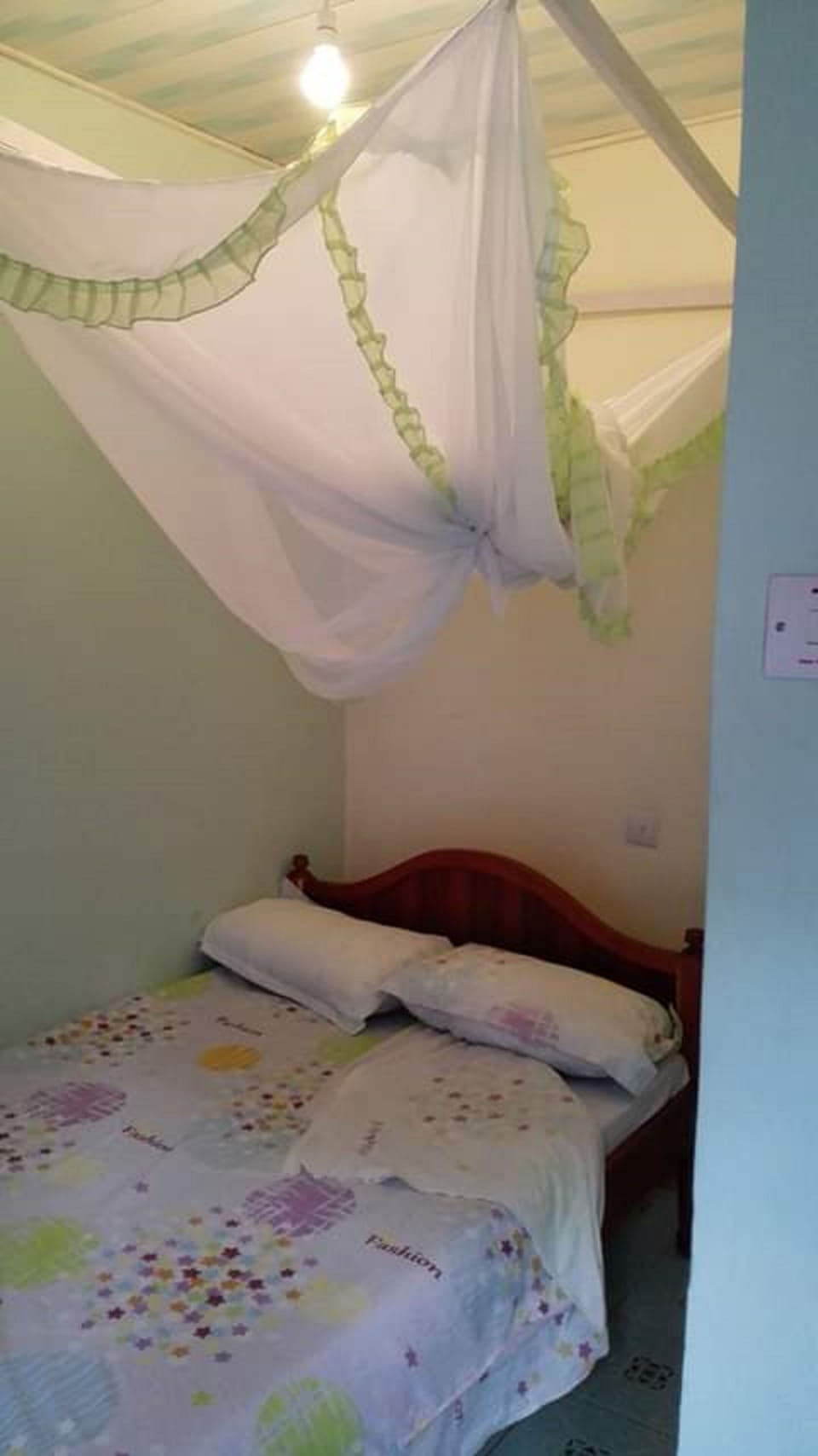 Standard Single Room, 1 Bedroom | Desk, laptop workspace, bed sheets