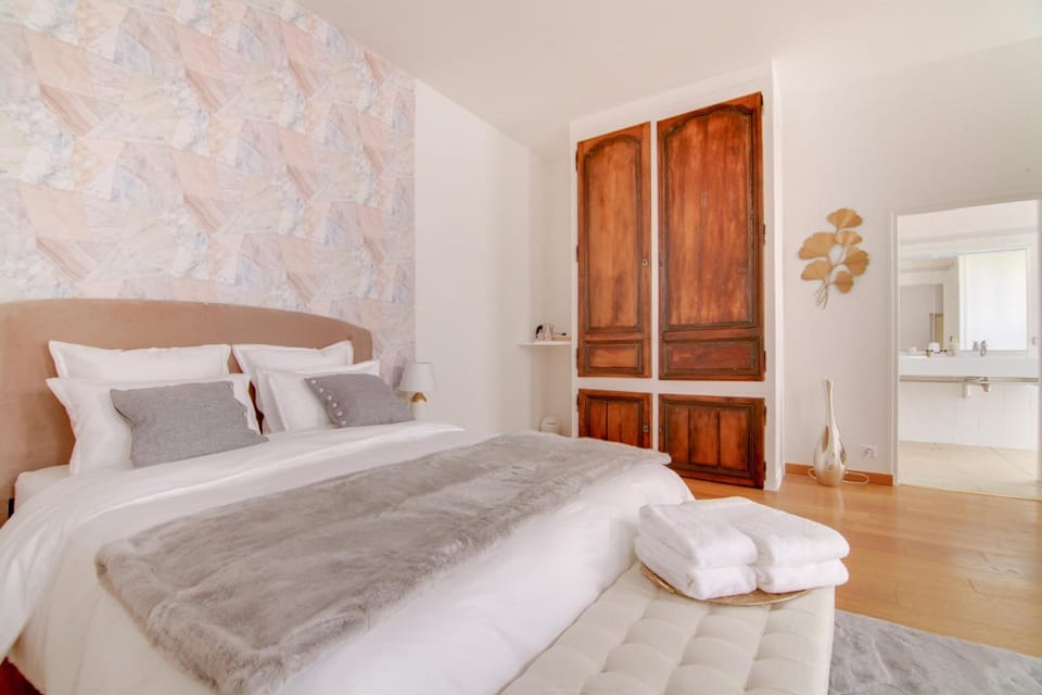 Premium bedding, memory foam beds, desk, blackout drapes