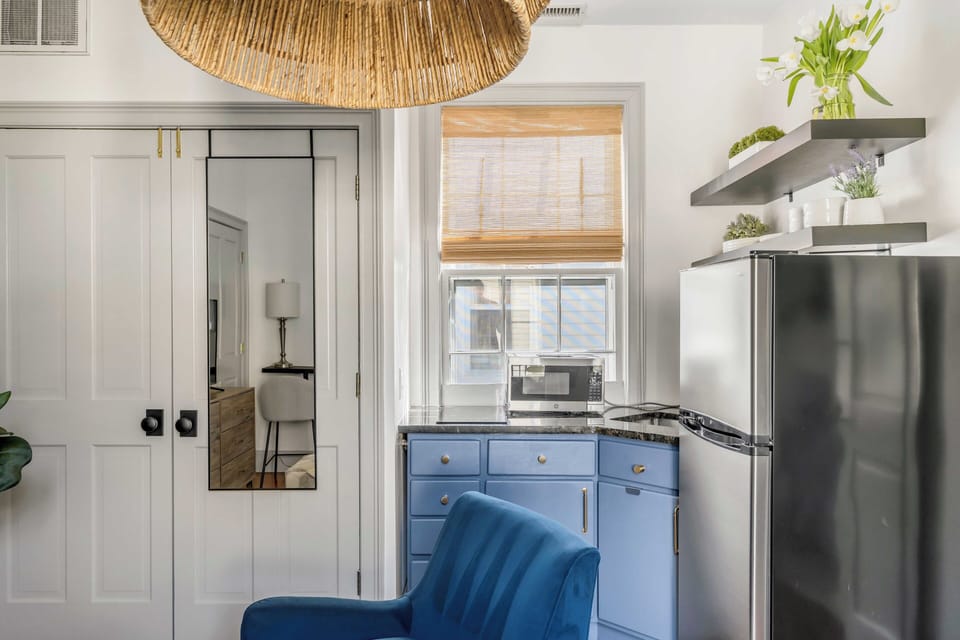 Suite 1 | Private kitchenette | Full-size fridge, microwave, stovetop, coffee/tea maker