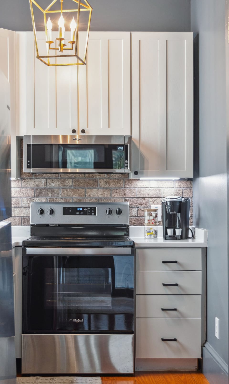 2 Charles | Private kitchen | Full-size fridge, microwave, oven, stovetop