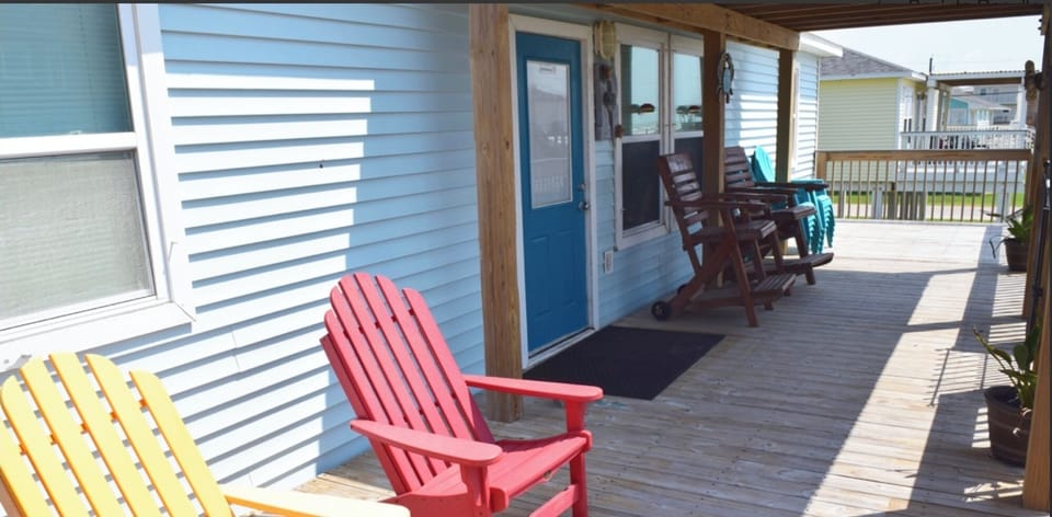Front deck overlooks the beach!
We are second row but have nice beach views 