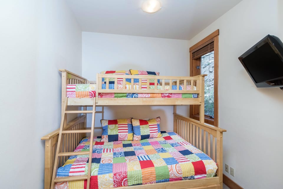 9-Telluride-Terraces-101-Bedroom-2.JPG