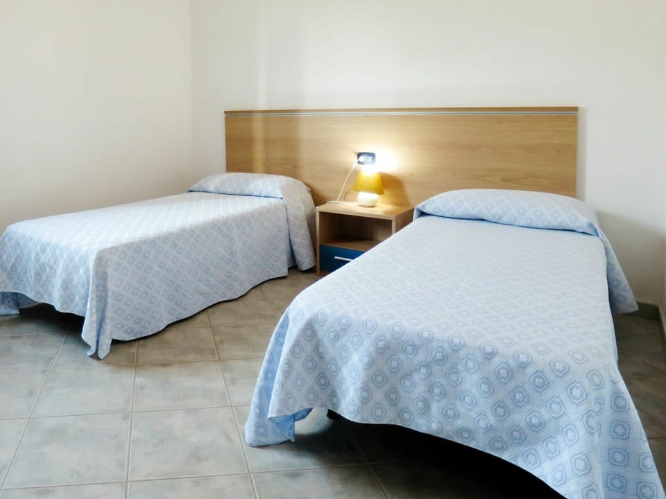 Bedroom, Bed, Furniture, Bed Sheet, Room, Bedding, Bed Frame, Property, Floor, Comfort