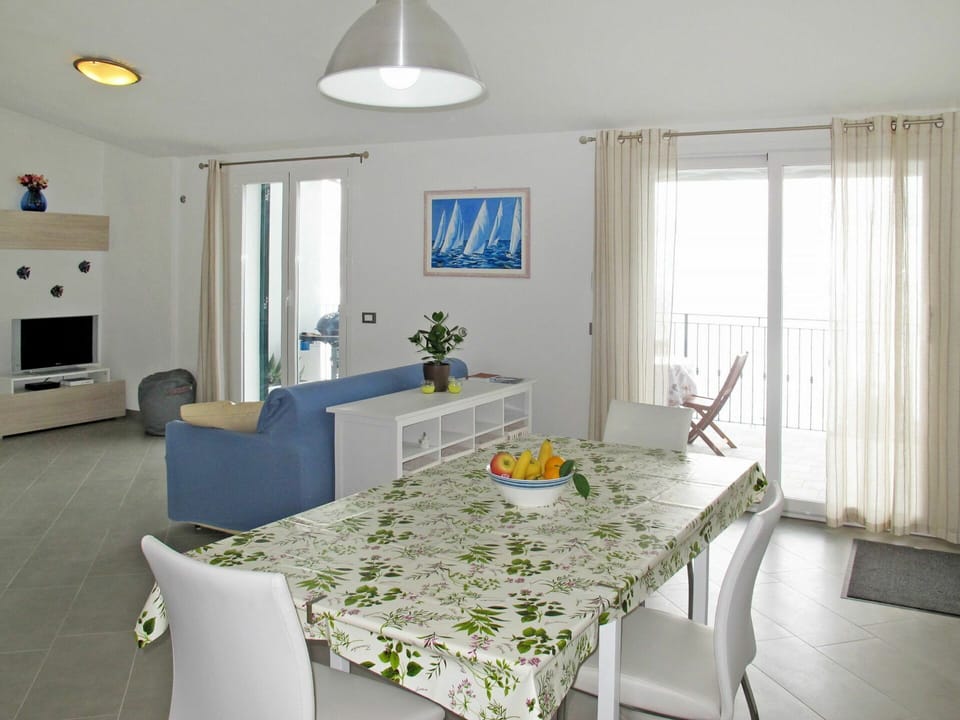 Room, Property, Furniture, Interior Design, Dining Room, Building, Table, Floor, Ceiling, House
