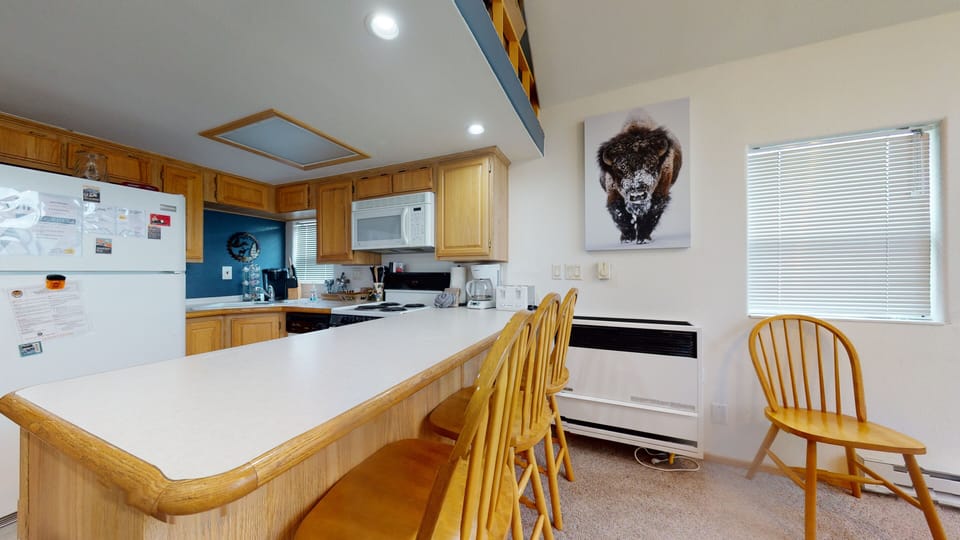 With seating available at both the dining table and breakfast bar for easy gatherings.
