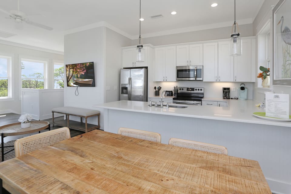 Dining Area & Kitchen