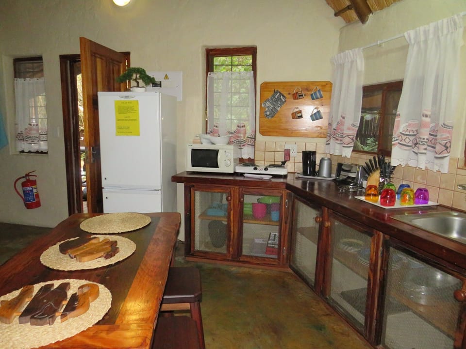 Chalet, 2 Bedrooms (1) | Private kitchen | Fridge, microwave, stovetop, electric kettle