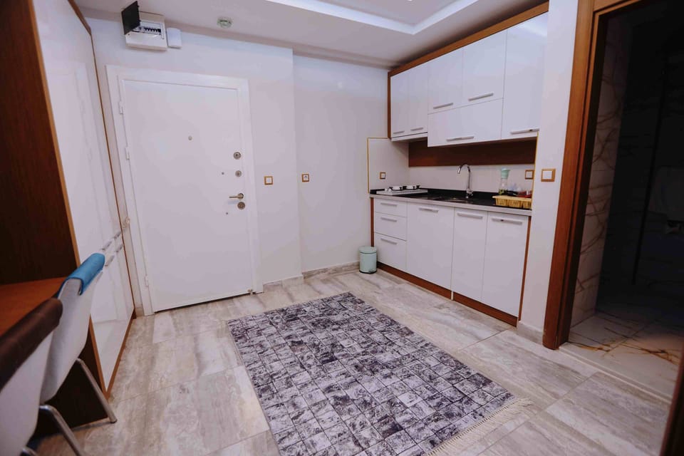 Full-size fridge, stovetop, cookware/dishes/utensils